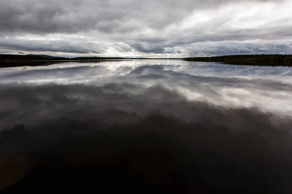 Dramática Reflexión Nubes Otoñales Lago Muonio Laponia Finlandia —  Fotos de Stock