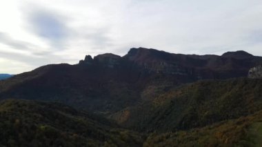 Puigsacalm Tepesi, La Garrotxa, Girona, İspanya 'daki sonbahar manzarasının insansız hava aracı görüntüsü. 4K UHD