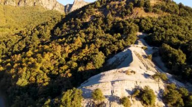 Puigsacalm Tepesi, La Garrotxa, Girona, İspanya 'daki sonbahar manzarasının insansız hava aracı görüntüsü. 4K UHD