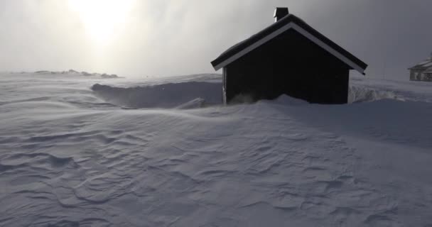 ノルウェー ドヴレフェル国立公園ラインハイム キャビンの極冬の風 — ストック動画