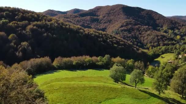 Luchtfoto Met Drone Van Het Herfstlandschap Garrotxa Girona Spanje Uhd — Stockvideo