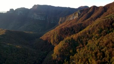 Puigsacalm Tepesi, La Garrotxa, Girona, İspanya 'daki sonbahar manzarasının insansız hava aracı görüntüsü. 4K UHD