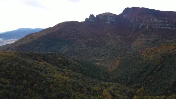 Luchtfoto Met Drone Van Het Herfstlandschap Puigsacalm Peak Garrotxa Girona — Stockvideo