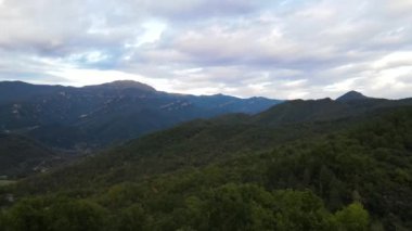 La Garrotxa, Girona, İspanya 'da sonbahar manzarasının insansız hava aracı görüntüsü. 4K UHD
