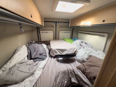 İçinde rahat bir yatak bulunan bir karavan. Katalonya, İspanya 'da bir yolculuk sırasında dinlenmek için mükemmel.