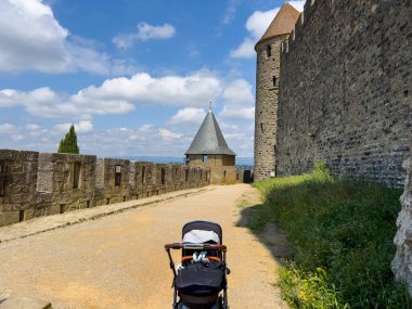 Fransa 'nın Occitanie kentindeki UNESCO Dünya Mirası bölgesi olan Carcassonne Ortaçağ Şehri' nin surlarında bebek arabası.