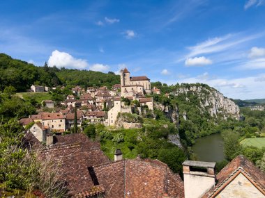 Saint Cirq Lapopie, Fransa 'nın Occitanie bölgesinde Lot Nehri' ne bakan bir uçuruma tünemiş güzel bir ortaçağ köyü.
