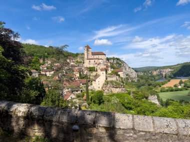Fransa 'daki Lot Nehri' ne bakan bir uçuruma tünemiş Aziz Cirq Lapopie 'nin panoramik manzarası ortaçağ mimarisi ve manzaralı güzelliğini gözler önüne seriyor.