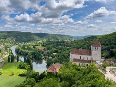 Fransa 'daki Lot Nehri Vadisi' ne bakan büyüleyici bir köy olan Saint Cirq Lapopie 'nin manzarası.
