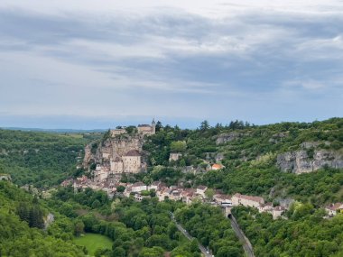Rocamadour 'un panoramik manzarası, Fransa' nın Occitanie bölgesindeki Alzou kanyonuna bakan bir uçurum üzerine kurulmuş ortaçağ köyü.