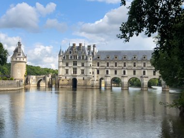 Bir Fransız Rönesans mucizesi olan Majestic Chenonceau Şatosu, Fransa 'nın Loire Vadisi' ndeki Cher Nehri üzerinde zarafetle uzanır.