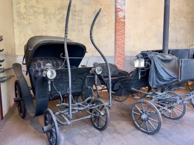 İki antika at arabaları, zarif zanaatkarlık ve tarihi cazibe, Fransa 'nın Chaumont sur Loire kentindeki bir ahırda duruyor.