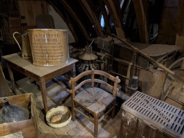 Fransa 'nın Rigny Usse kentindeki Chateau d' Usse 'nin tavan arasında eski mobilyalar ve eserler tozlanıyor.