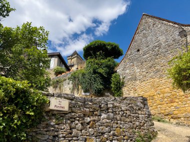 Taş evler ve yemyeşil çayırlar Fransa 'nın Castelnaud la Chapelle şehrinde büyüleyici bir sahne yarattı.