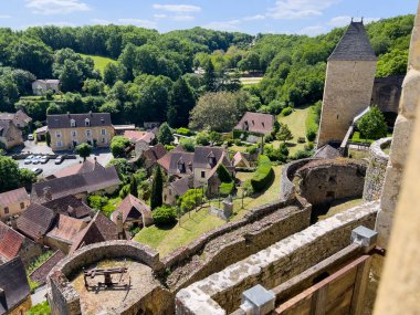 Castelnaud la Chapelle 'in panoramik manzarası. Dordogne Vadisi, Nouvelle Aquitaine, Fransa' daki büyüleyici bir ortaçağ köyü.