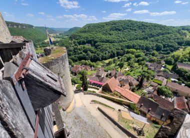 Fransa 'nın Dordogne kentindeki Castelnaud la Chapelle köyüne bakan bir kalenin ortaçağ tuvalet oluğundan bir görüntü.