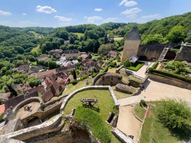 Castelnaud la Chapelle Şatosu 'ndan Nouvelle Aquitaine, Fransa' daki Dordogne Vadisi 'ne bakan manzara