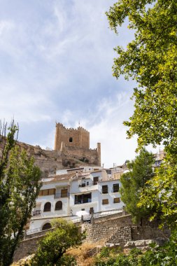İspanya 'nın Alcala del Jucar yamacındaki beyaz evlere bakan ortaçağ kalesi.