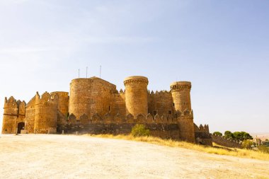 Belmonte kalesi açık bir yaz gökyüzünün altında kuru bir arazide duruyor.
