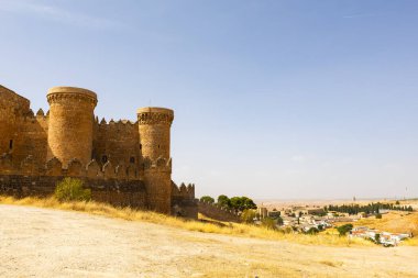 Belmonte Şatosu, İspanya, 15. yüzyılda inşa edilmiş, açık bir gökyüzünün altında güçlü duruyor.
