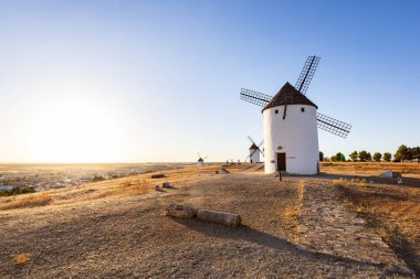 Gün batımında kuru bir yel değirmeni Don Kişot 'un topraklarını çağrıştırıyor.