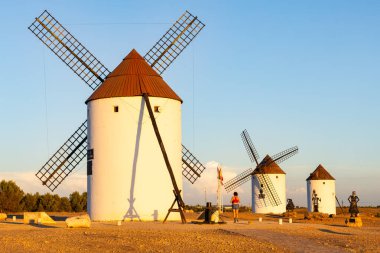 Mota del Cuervo 'da durmakta olan bir grup geleneksel İspanyol yel değirmeni.