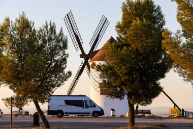 Kampervan altın saatinde tarihi bir İspanyol dönüm noktasında karavanın hayat yolculuğunun tadını çıkarıyor