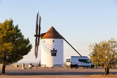Mota del Cuervo, La Mancha, İspanya 'da bir yel değirmeninin yanına park edilmiş bir karavan.