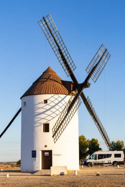 Öğleden sonra İspanya, Mota del Cuervo 'da yel değirmeni duruyor.