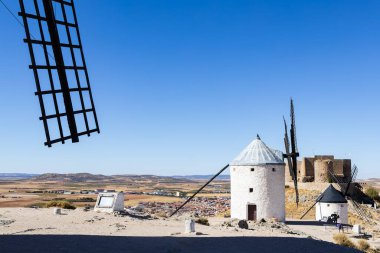Tarihi yel değirmenleri ve La Mancha 'nın geniş ovalarına bakan antik bir kale.