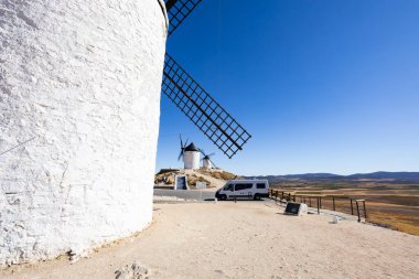İspanya, Consuegra 'daki ikonik beyaz yel değirmenlerine hayran kalmış bir kamp aracı.