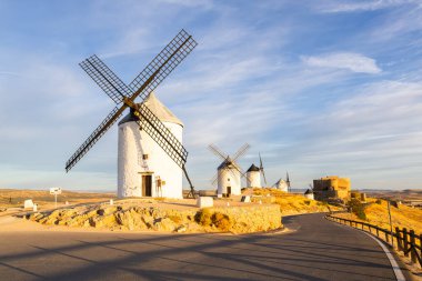 Tarihi yel değirmenleri ve şato bir tepenin üstünde duruyor ve İspanyol manzarasının panoramik manzarasını sunuyor.