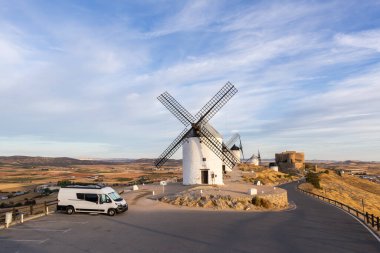 Beyaz karavan, yazın gökyüzünün altında İspanyol yel değirmenlerine hayran kaldı.