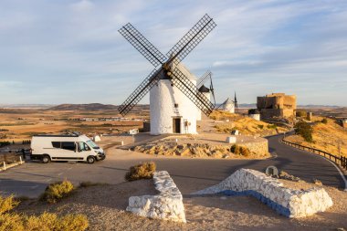 Kamp aracı Consuegra, Kastilya 'daki tarihi yel değirmenlerini ve kaleyi keşfediyor.