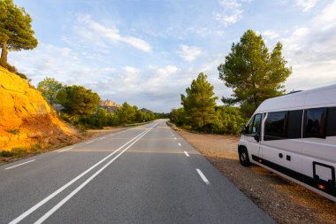 Kamp aracı gün batımında Montserrat dağlarını seyrederek İspanya 'yı keşfediyor.