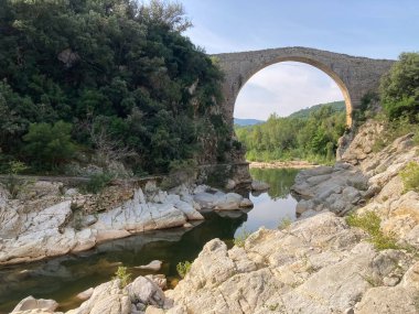 Pont Ortaçağ de Llierca antik taş kemer köprüsü Katalonya, İspanya 'da bir nehri kapsıyor