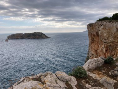 Illes Medes adalarını gösteren kıyı manzarası ve İspanya 'da dramatik bir kayalık.