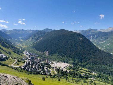 Baqueira Beret 'in panoramik manzarası, Pirenes vadisinde bir dağ beldesi, Katalonya, İspanya