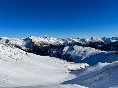 Naut Aran, Katalonya, İspanya 'daki karlı kış manzarasının panoramik görüntüsü