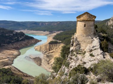 Sant Pere de Mur inziva yeri alçak su rezervuarıyla kayalık bir tepenin üzerinde duruyor.