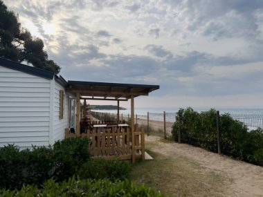 Mobil ev, Platja Llarga, Tarragona 'da sahilde yaşamanın keyfini çıkarıyor.