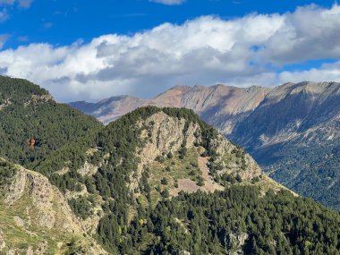 Pireneler 'deki sıradağlar, Doğu Masalları, Fransa, Çam ormanları ve kayalık yamaçlar