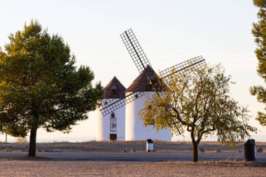 İspanya, La Mancha 'da bir tepenin üzerinde duran tarihi rüzgar değirmenleri