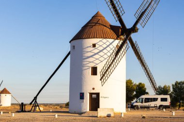İspanya, La Mancha 'da, yel değirmeni El Gigante, gün batımında, yakınlarda bir karavan park etmiş.