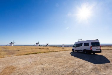 Kamp aracı, sıcak güneşli İspanyol manzarasında ikonik beyaz yel değirmenlerine hayran kaldı.