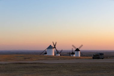 Gün batımında tepede duran yel değirmenleri Don Kişot 'un La Mancha' daki maceralarını sembolize ediyor.