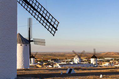Klasik Don Kişot yel değirmenleri. La Mancha 'nın kırsal kesimine tepede dikiliyorlar.