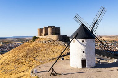 Geleneksel İspanyol yel değirmeni Consuegra vadisine bakan tarihi bir şatosu var.