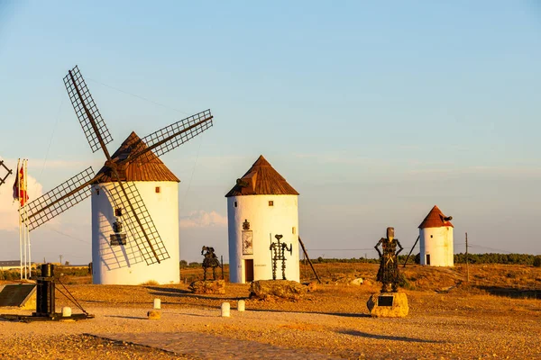 Geleneksel İspanyol yel değirmenleri, altın saat boyunca Don Kişot karakterlerinin metal heykelleriyle ayakta duruyorlar.