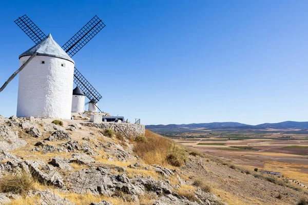 İspanya, Consuegra 'da geleneksel yel değirmenleri, geniş bir kırsal alana sahip güneşli bir günde